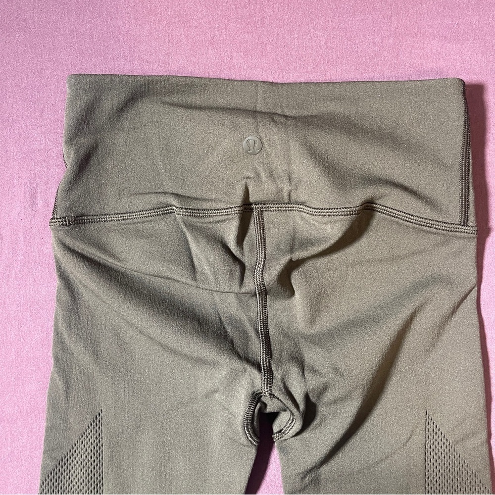 Lululemon Reveal Crop (15") Dark Olive - Size XS (0-2?) Green Capris Leggings - Picture 6 of 8